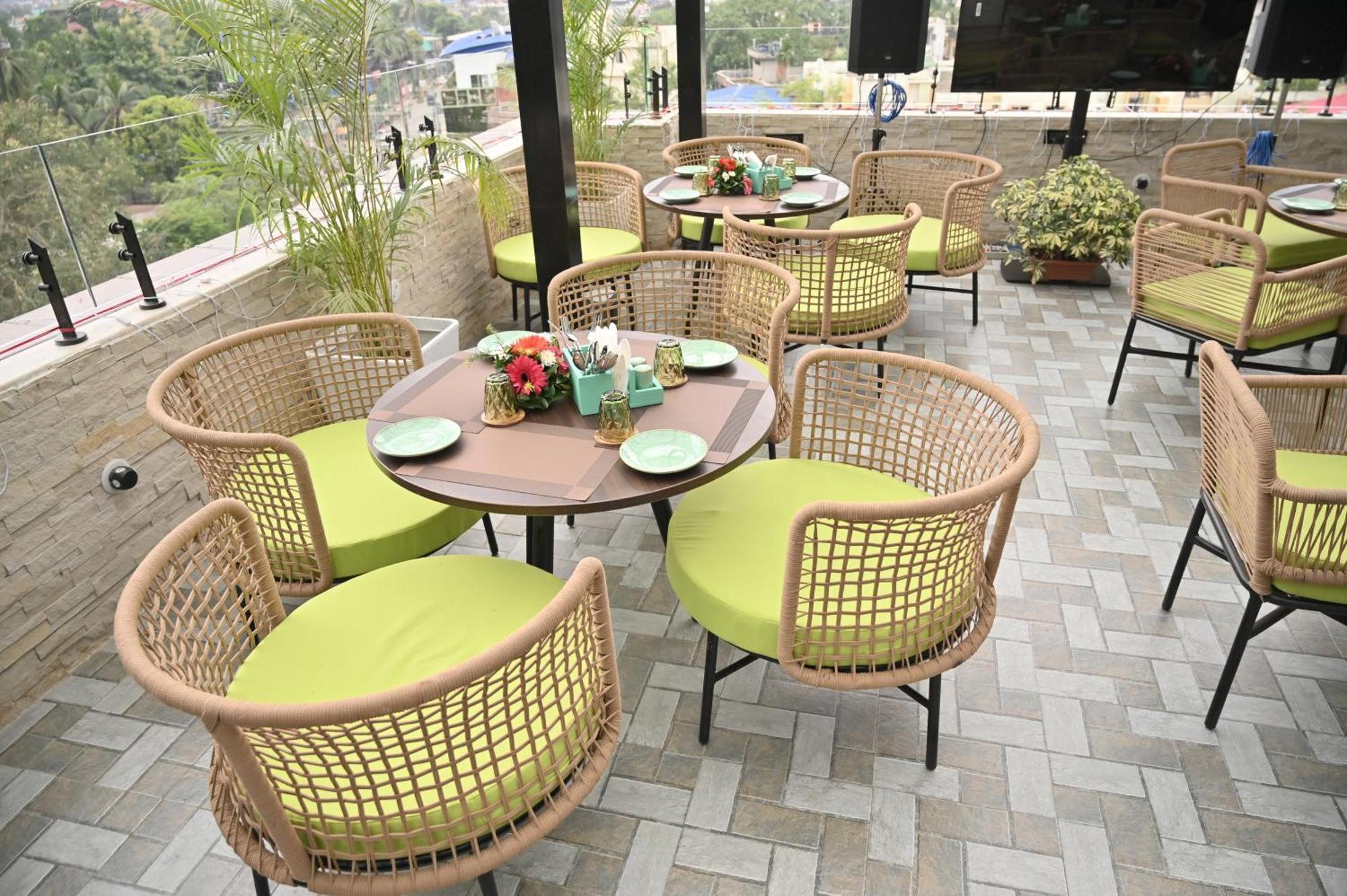 Heavens Garden Empire Hotel Guwahati Luaran gambar
